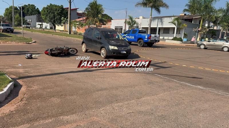 Mulher sofre fratura na perna após colisão entre moto e carro em rotatória no centro de Rolim de Moura Mulher sofre fratura na perna após colisão entre moto e carro em rotatória no centro de Rolim de Moura