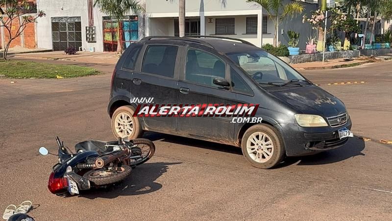Mulher sofre fratura na perna após colisão entre moto e carro em rotatória no centro de Rolim de Moura Mulher sofre fratura na perna após colisão entre moto e carro em rotatória no centro de Rolim de Moura