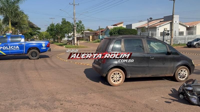 Mulher sofre fratura na perna após colisão entre moto e carro em rotatória no centro de Rolim de Moura Mulher sofre fratura na perna após colisão entre moto e carro em rotatória no centro de Rolim de Moura