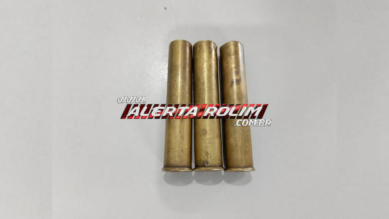 Policia Militar prende dois homens e apreende 04 armas e várias munições, em Parecis Policia Militar prende dois homens e apreende 04 armas e várias munições, em Parecis
