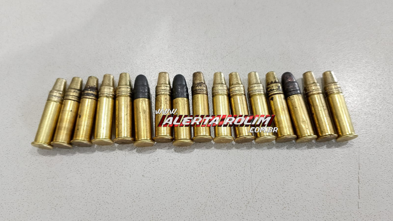 Policia Militar prende dois homens e apreende 04 armas e várias munições, em Parecis Policia Militar prende dois homens e apreende 04 armas e várias munições, em Parecis
