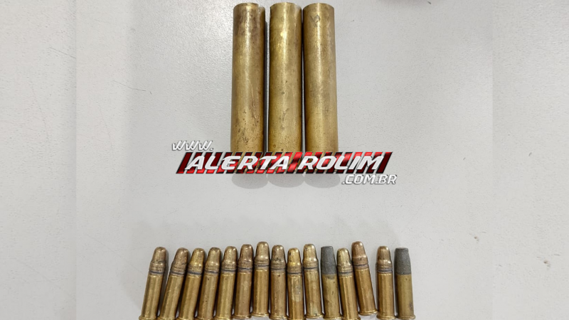 Policia Militar prende dois homens e apreende 04 armas e várias munições, em Parecis Policia Militar prende dois homens e apreende 04 armas e várias munições, em Parecis