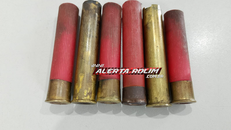Policia Militar prende dois homens e apreende 04 armas e várias munições, em Parecis Policia Militar prende dois homens e apreende 04 armas e várias munições, em Parecis