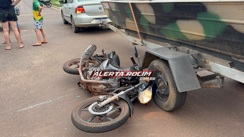 Segundo acidente da tarde envolve moto de pet shop e carro com barco na carretinha em Rolim de Moura Segundo acidente da tarde envolve moto de pet shop e carro com barco na carretinha em Rolim de Moura