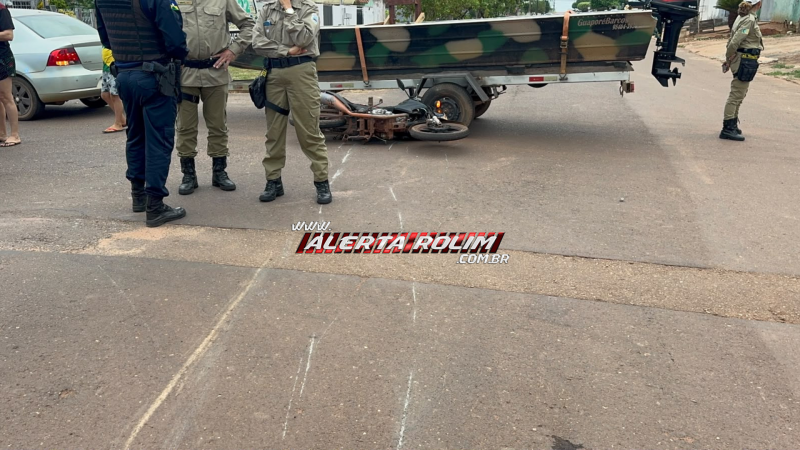 Segundo acidente da tarde envolve moto de pet shop e carro com barco na carretinha em Rolim de Moura Segundo acidente da tarde envolve moto de pet shop e carro com barco na carretinha em Rolim de Moura