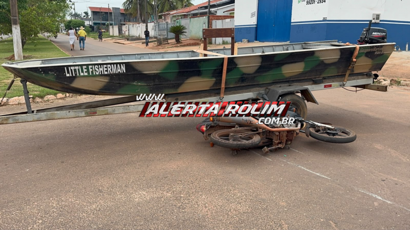 Segundo acidente da tarde envolve moto de pet shop e carro com barco na carretinha em Rolim de Moura Segundo acidente da tarde envolve moto de pet shop e carro com barco na carretinha em Rolim de Moura