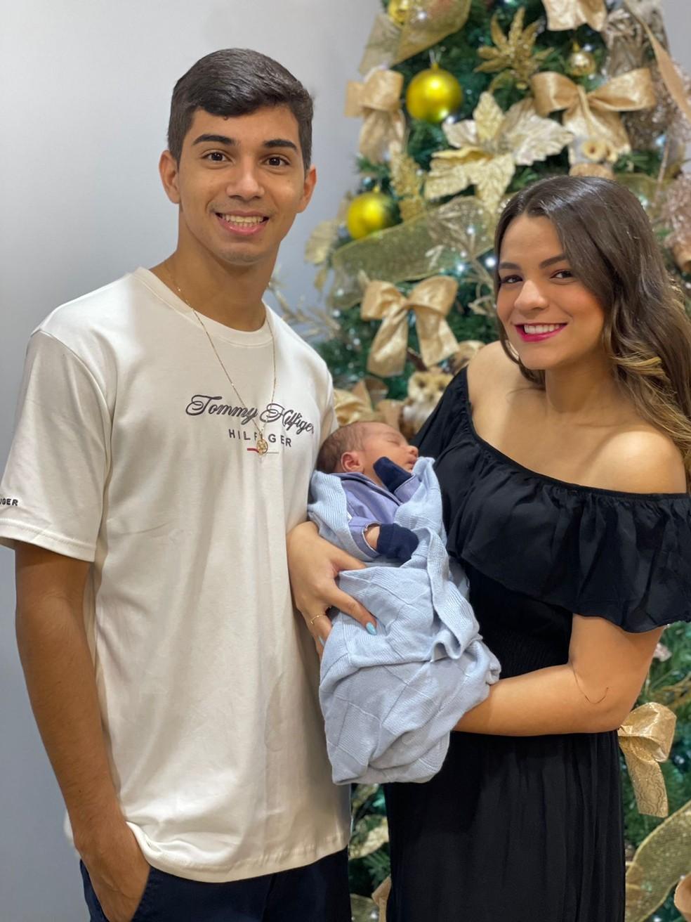 Jovem de 18 anos, moradora de Vilhena/RO dá a luz a “bebê empelicado” e vídeo viraliza na internet